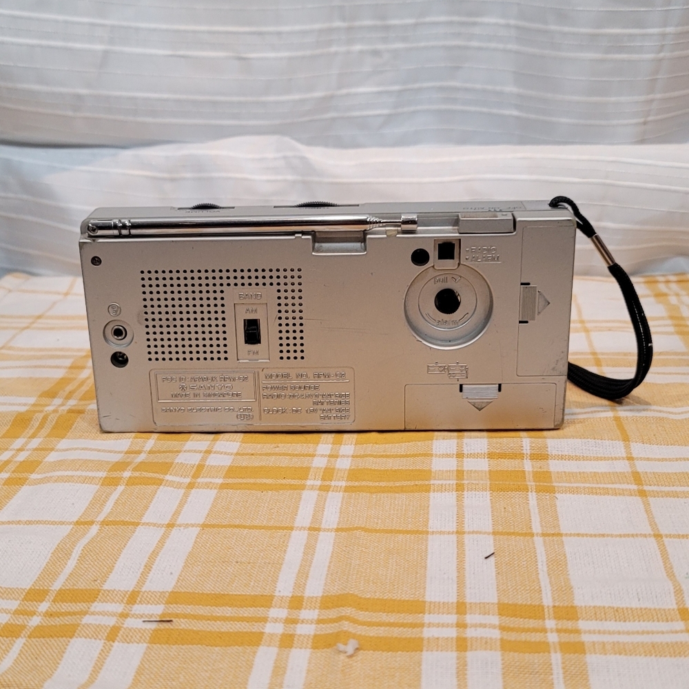 Vintage Sanyo Portable Quartz Battery Operated Clock/Radio RPM-C2(Tested) - Picture 2 of 4
